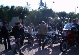 14 Appassionati delle moto in piazza Mariano.JPG